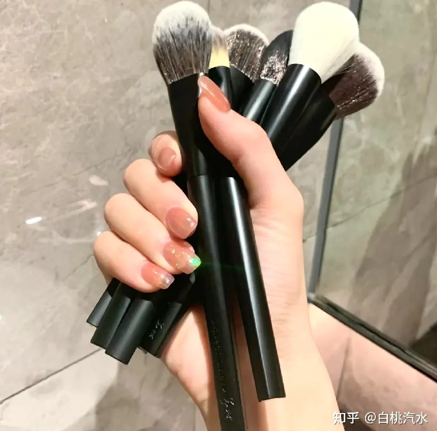 修眉工具三件套:眉刀眉剪眉梳示意图